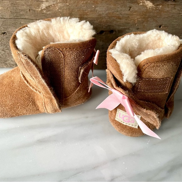 UGG Jesse Bow Crib Shoes•Infant Size 2-3•Ugg Chestnut Suede Lined with Shearling - Picture 6 of 12